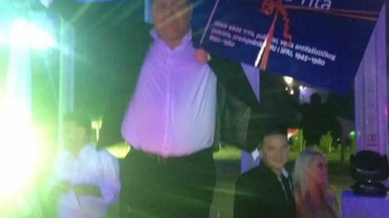 [FOTO] Mladoženja Bujanec Thompsonovim stihovima dragoj iskazao ljubav, pozirao sa zastavom čiji grb počinje bijelim poljem