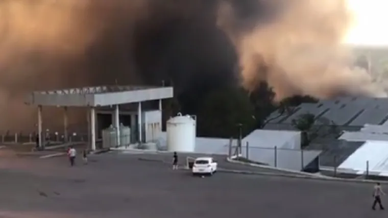 Plamen guta tvornicu autobusa, vatrogasci strahuju od eksplozije