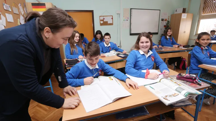 Do sada je za uniforme u &scaron;kolama potro&scaron;eno dva milijuna kuna - uglavnom na premale papuče i neodgovarajuće majice