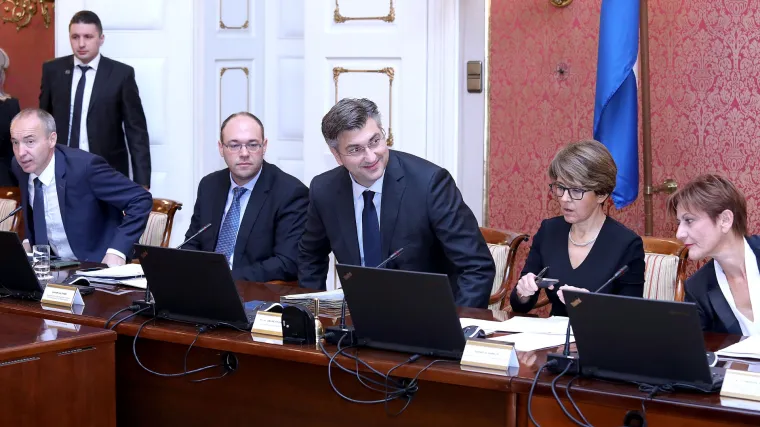 'Na&scaron;a vlada potro&scaron;i preko 40 posto svih novaca da bi funkcionirala i ne prestaje s tro&scaron;enjem'