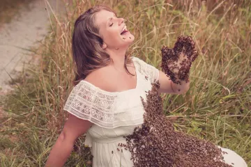 Trudnica pozirala s 20.000 živih pčela: 'Osjećaj je kao kad mačić hoda po vama'