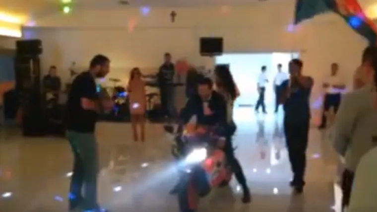 Svadba za pamćenje: u Livnu mladenci 'uletjeli' motorom u salu, gosti oduševljeni