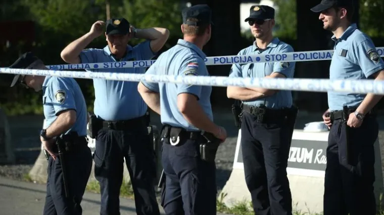 'Evo in ključevi i sritno in bilo. Samo, kako ću ja živjeti bez vode'