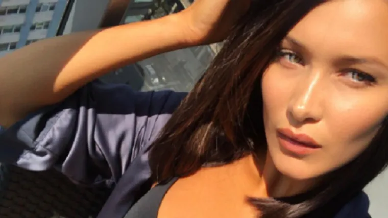 Bella Hadid pozirala bez grudnjaka i gaćica u pozi koja prkosi gravitaciji