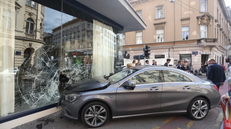 Bizarna nesreća u samom centru Zagreba: luksuznim Mercedesom uletjela u popularni restoran!