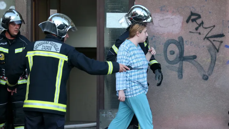 Spas u zadnji čas: žena spavala dok joj je gorjela kuhinja, iz stana je izveli vatrogasci