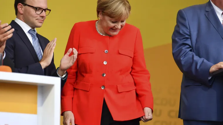 Angelu Merkel gađali rajčicama: na meti prosvjednika zbog njezine politike otvorenih vrata prema izbjeglicama