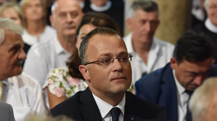 Hasanbegović demantira predsjednicu: 'ZDS' nije stari hrvatski pozdrav, to je usta&scaron;ki pozdrav'