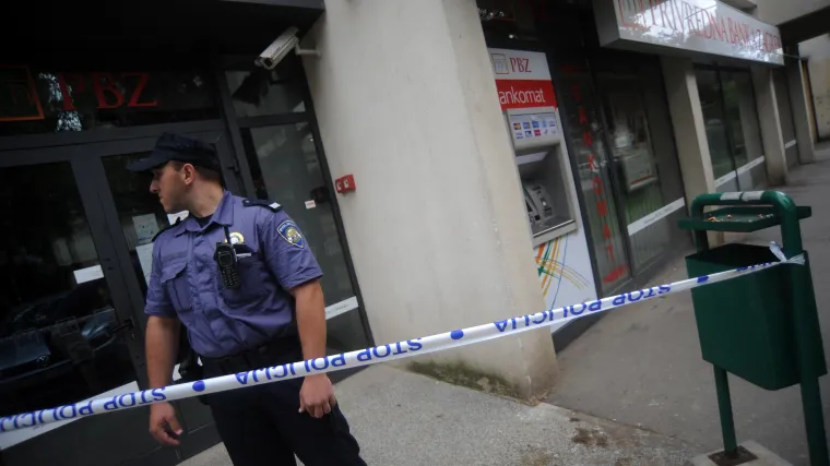 Koji specijalac: ispunio formulare na &scaron;alteru i ostavio potpis pa potom opljačkao banku u Gajnicama