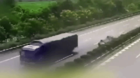 Djevojčica izletjela iz vozila nakon sudara s kamionom na autocesti