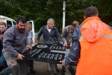 PREMJEŠTENA HOS-OVA PLOČA: Postavljena kod spomen obilježja Trokut nedaleko Novske