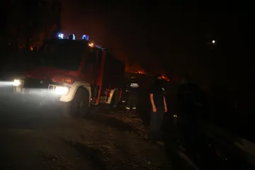 OPASNOST PRIJETI I KUĆAMA: U Krilu Jesenice kod Splita bukti požar koji se brzo širi