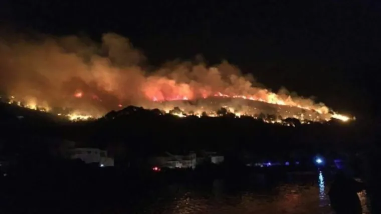 Novi požar zahvatio omi&scaron;ko područje, planulo i u Klisu: na terenu svi vatrogasci iz županije, pozvane i dubrovačke i &scaron;ibenske snage