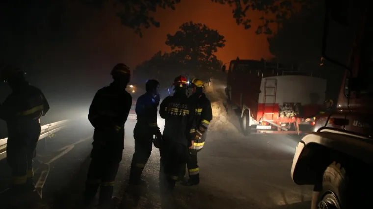 Buknulo kod Omiša, jugo otežava gašenje, vatra stigla nadomak kuća