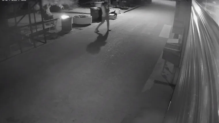 Vatrogasci ugledali &scaron;okantne snimke nadzornih kamera: djevojka zapalila vatru u kanti i mirno od&scaron;etala