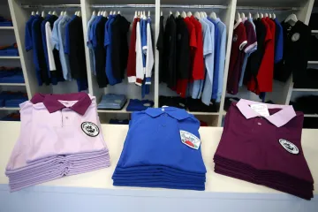 U Zagrebu otvorena specijalizirana trgovina sa školskim uniformama: odjeću izrađuju osobe s invaliditetom