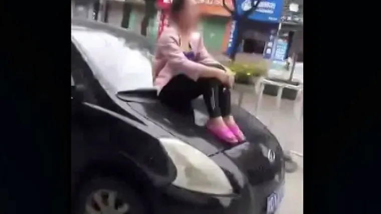 Najbizarnija snimka dana, vozio s bijesnom suprugom na haubi automobila