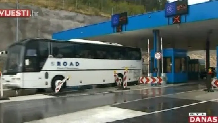 Skup i beskoristan granični prijelaz u Metkoviću: autobusi na kat ne mogu proći, oni obični ostavljaju retrovizore na kućicama