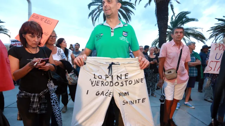 'Lopine vjerodostojne, i gaće nam skinite': Splićani na prosvjedu protiv poreza na nekretnine poručili - DOSTA!