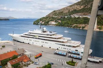 LUKSUZNA MEGAJAHTA ROMANA ABRAMOVIČA U DUBROVNIKU: U Gružu je 'tankali' gorivom 27 sati