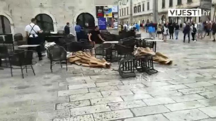 Zbog jakog nevremena 'paranormalne aktivnosti' i na dubrovačkom području: pogledajte kako je vjetar pomeo Stradun!