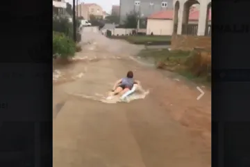 Pogledajte Zadrane koji su u poplavljenim ulicama vidjeli idealnu priliku za surfanje na vodi