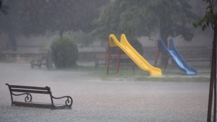 Ni obilna ki&scaron;a ni poplave ne mogu poremetiti tradiciju i navike: fotografija ovog Zadranina neke je odu&scaron;evila, ali neke ba&scaron; i ne...