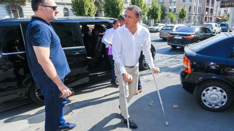 Mamić poku&scaron;ao ući u zgradu suda, zaustavili ga pravosudni policajci: 'Nigdje ne pi&scaron;e da ja ne smijem sjediti u sudnici'