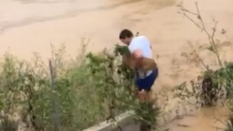 Hvalevrijedan čin: mladić iz Posedarja spasio život psiću koji je zapeo u blatnoj bujici