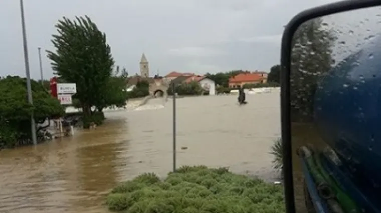 Nevjerojatna snaga vode: bujica odlomila Most u Ninu i odnijela cestu za Ražanac