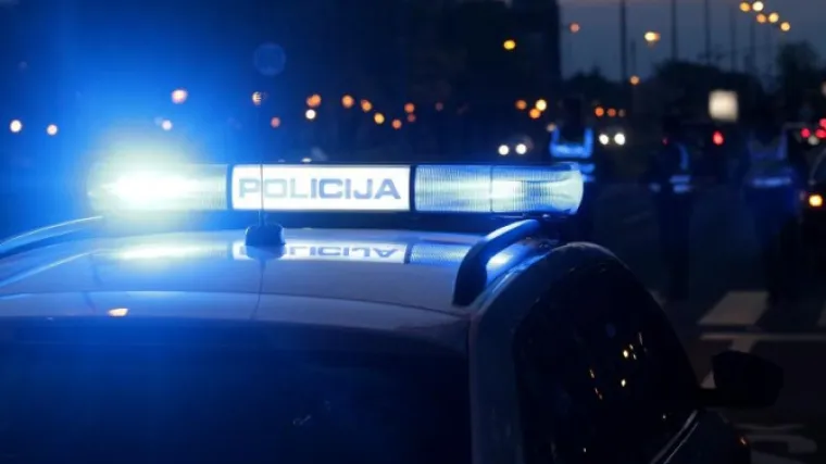 U sudaru dvaju automobila jedna osoba poginula, a druga teško ozlijeđena