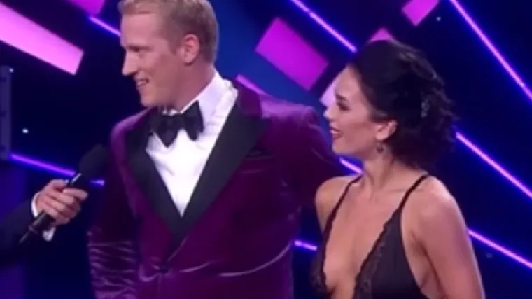 Plesačica tijekom nastupa uživo slučajno pokazala golu dojku na televiziji