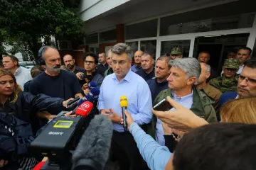 'Učinit ćemo sve da pomognemo poplavljenim krajevima, Vlada ima način da skupi novac'