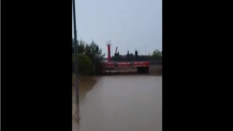 Nesvakida&scaron;nji prizor: mladići skakali s nadvožnjaka u bujicu koja je jučer poplavila Zadar