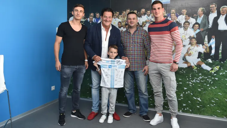 Dječak koji se 'sukobio' s Vučićem oko Zvezde, Partizana i Rijeke dobio dres kluba za koji navija