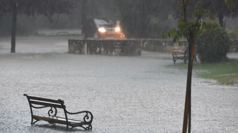 Drama u Biogradu: autom upao u more, hrabri mladići skočili i spasili vozača
