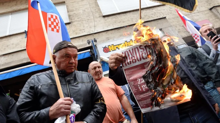 A-HSP opet prosvjeduje: policija udaljila čovjeka koji je vikao na Keleminca i družinu dok su palili 'Novosti'