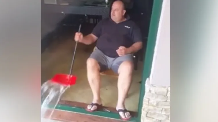 Dalmatinac lopaticom izbacuje vodu iz kafića, mnoge nasmijao do suza