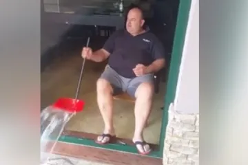 Dalmatinac lopaticom izbacuje vodu iz kafića, mnoge nasmijao do suza