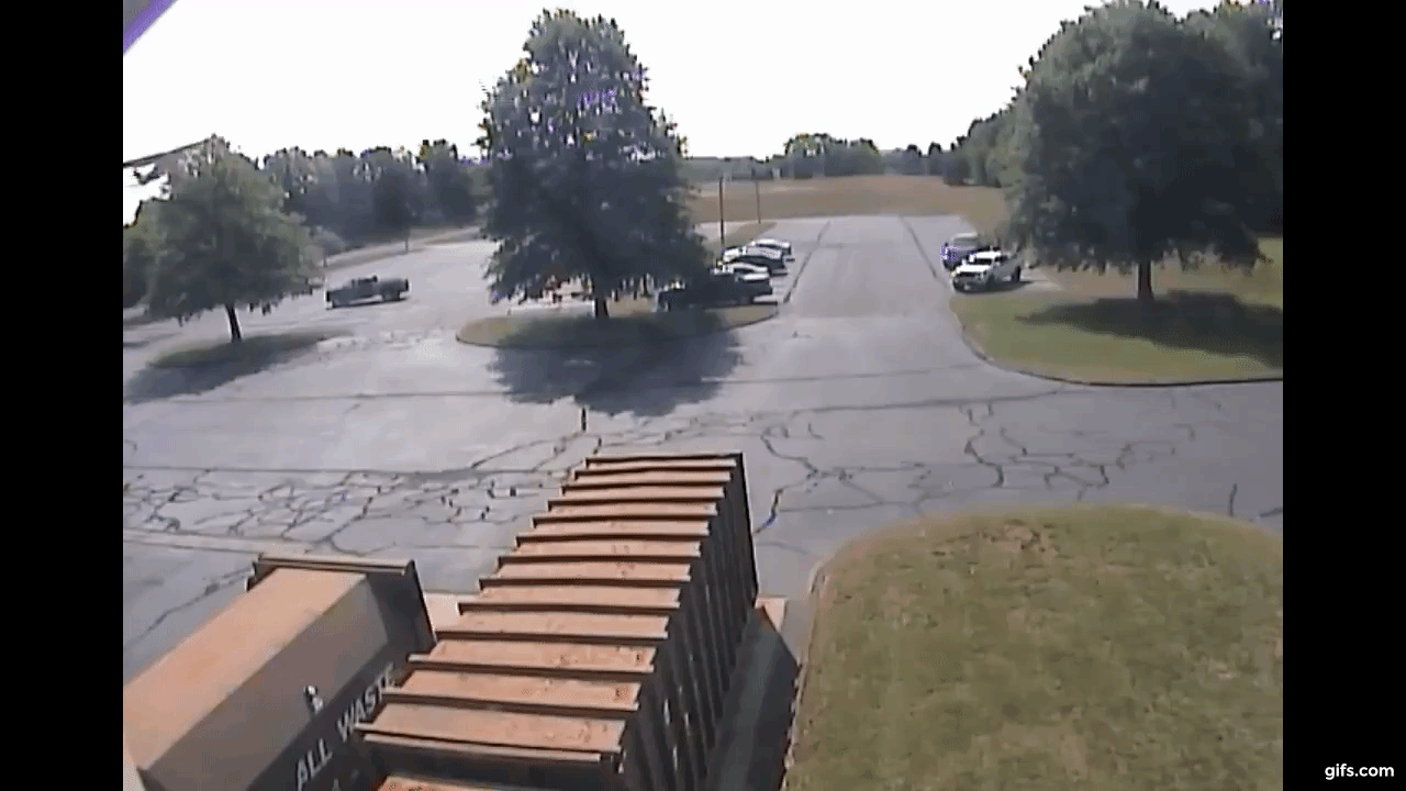 Kome jo&scaron; treba pista kad ima&scaron; parkirali&scaron;te. Jo&scaron; da nema drveta...