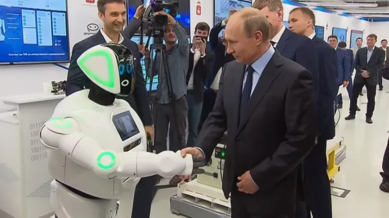 Robot bjegunac koji pamti sve što vidi rukovao se s Putinom