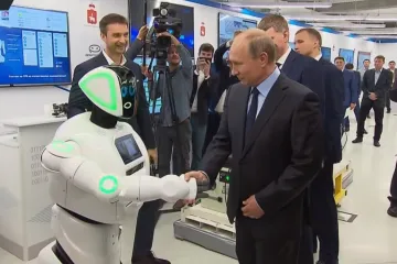 Robot bjegunac koji pamti sve što vidi rukovao se s Putinom