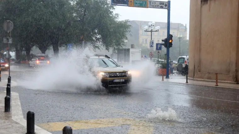 Kolnici su poplavljeni, a mogući su i odroni; ki&scaron;a danas nastavlja padati, evo gdje će je biti najvi&scaron;e