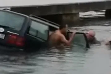 Mladići skočili u more i spasili vozača (80) od sigurne smrti