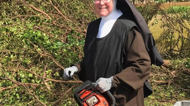 Redovnica uzela motornu pilu i sugrađanima pomogla očistiti put nakon Irme