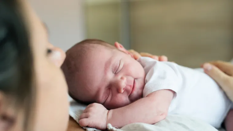 Kakva priča: dva dana zaredom isti policajci porodili bebe na istom parkingu!