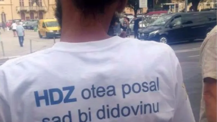 &Scaron;ibenski obrtnik prosvjeduje sa zvijezdom na ramenu: 'Zbog HDZ-a se osjećam kao Židov u nacističkoj Njemačkoj'