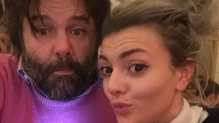 Ella otkrila kako je upoznala Charlesa, fanovi je napali zbog fotografije