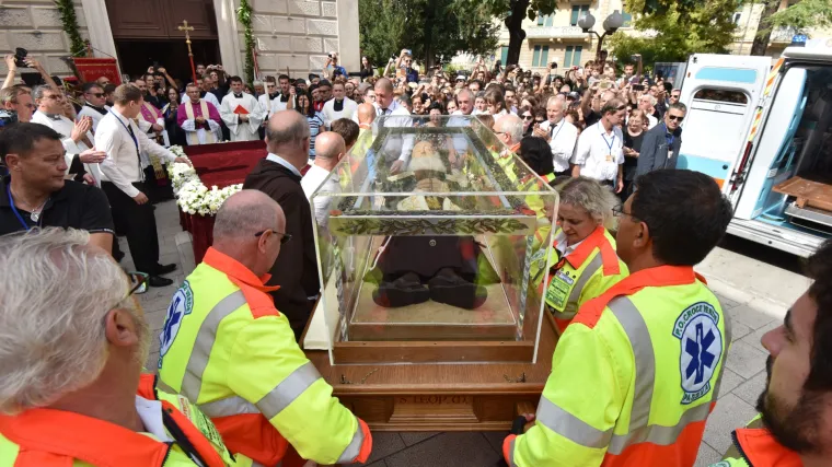 Stotine vjernika ispred crkve Gospe od zdravlja u Zadru dočekalo tijelo Leopolda Mandića