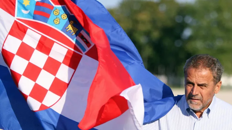 Zagrepčani ljuti jer Bandić tro&scaron;i četiri milijuna kuna na dizanje i spu&scaron;tanje zastava: 'Ljuti su samo oni kojima smeta hrvatska zastava'
